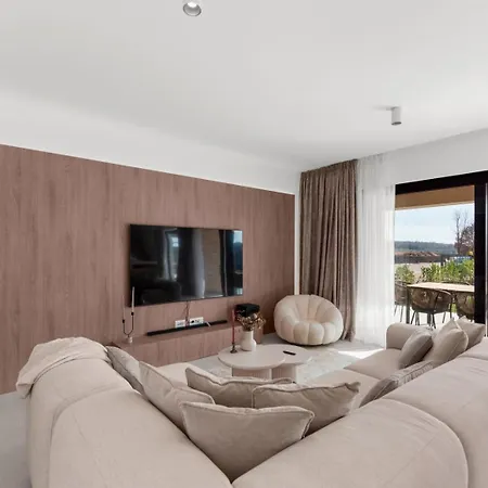 Modern Daleo With Jacuzzi In 4*