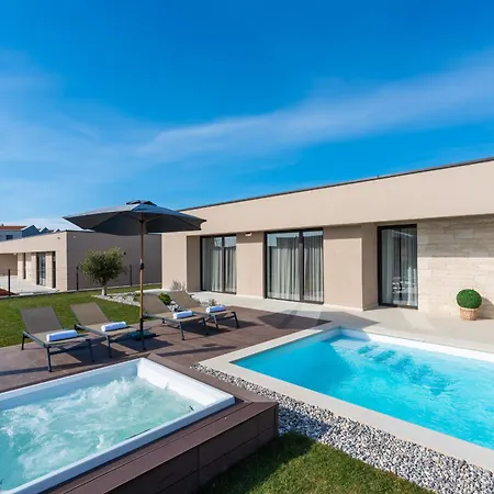 Modern Daleo With Jacuzzi In Labinci