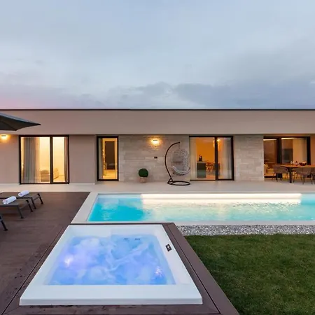 Modern Daleo With Jacuzzi In 4* Labinci