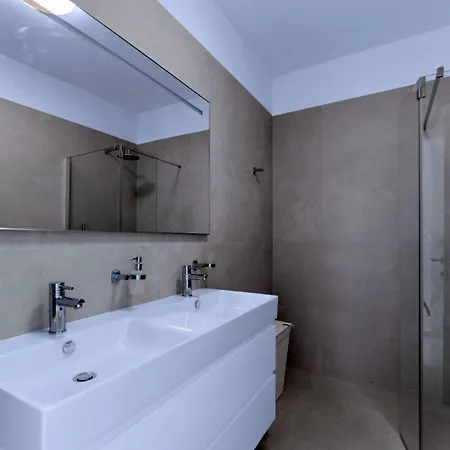 Modern Daleo With Jacuzzi In 酒店