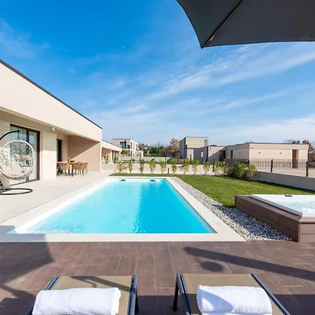 Modern Daleo With Jacuzzi In 4*