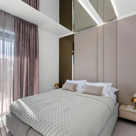 Modern Daleo With Jacuzzi In 4*