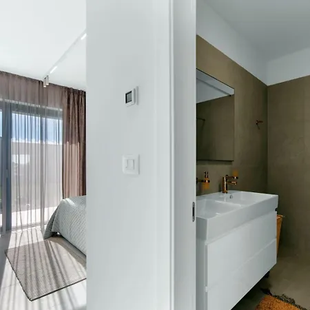 Modern Daleo With Jacuzzi In 4* Labinci