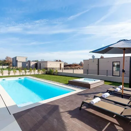 Modern Daleo With Jacuzzi In Labinci