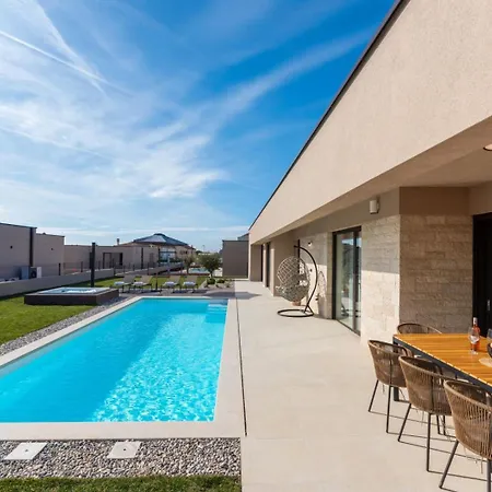 Modern Daleo With Jacuzzi In 4* Labinci