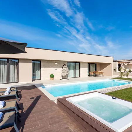 Modern Daleo With Jacuzzi In