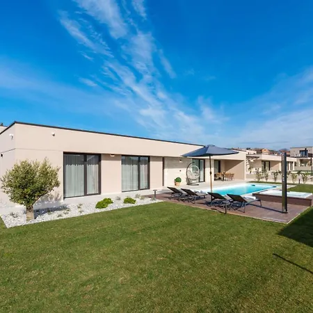 Modern Daleo With Jacuzzi In 4* Labinci