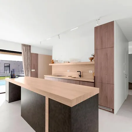 Modern Daleo With Jacuzzi In Hotel 4*