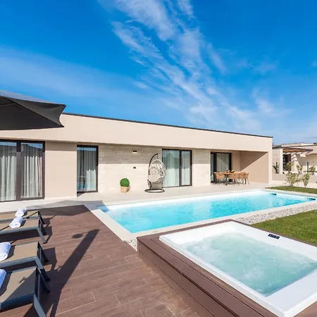 Modern Daleo With Jacuzzi In Hotel 4*