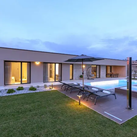 Modern Daleo With Jacuzzi In Hotel 4*
